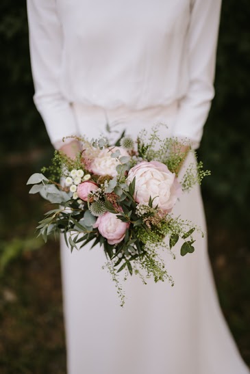 Ramo con cardos y peonías, silvestre pero delicado