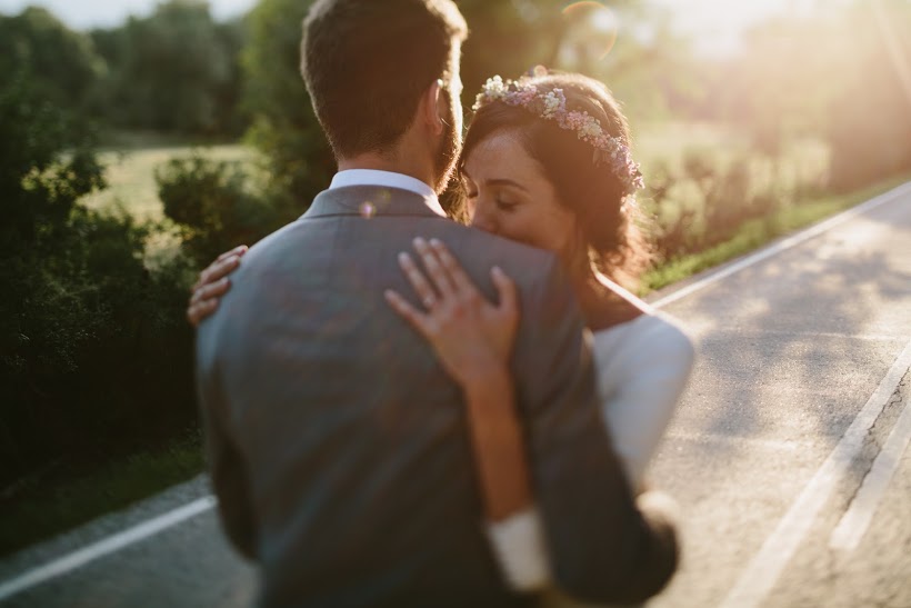 Ramo con cardos y peonías, silvestre pero delicado