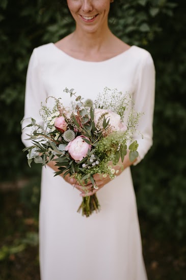 Ramo con cardos y peonías, silvestre pero delicado