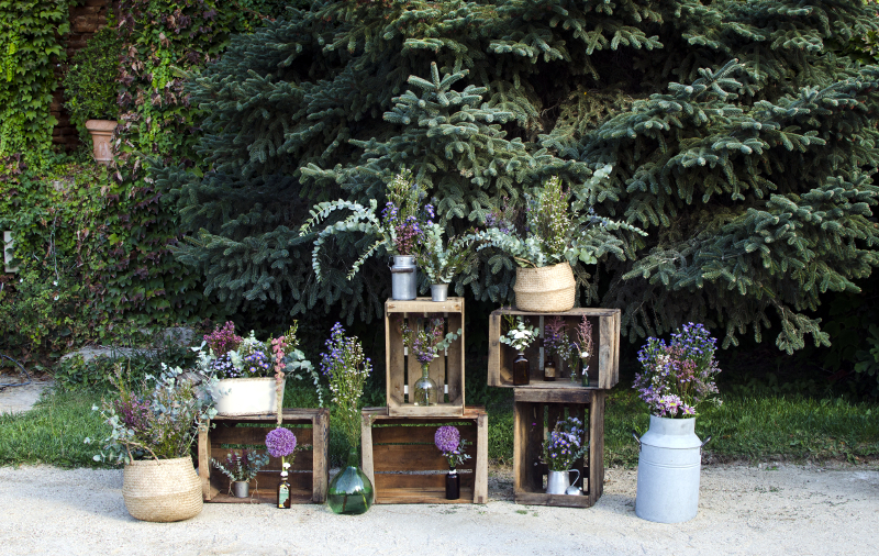 Decoración de boda con bicicleta, carro y cajas con flores