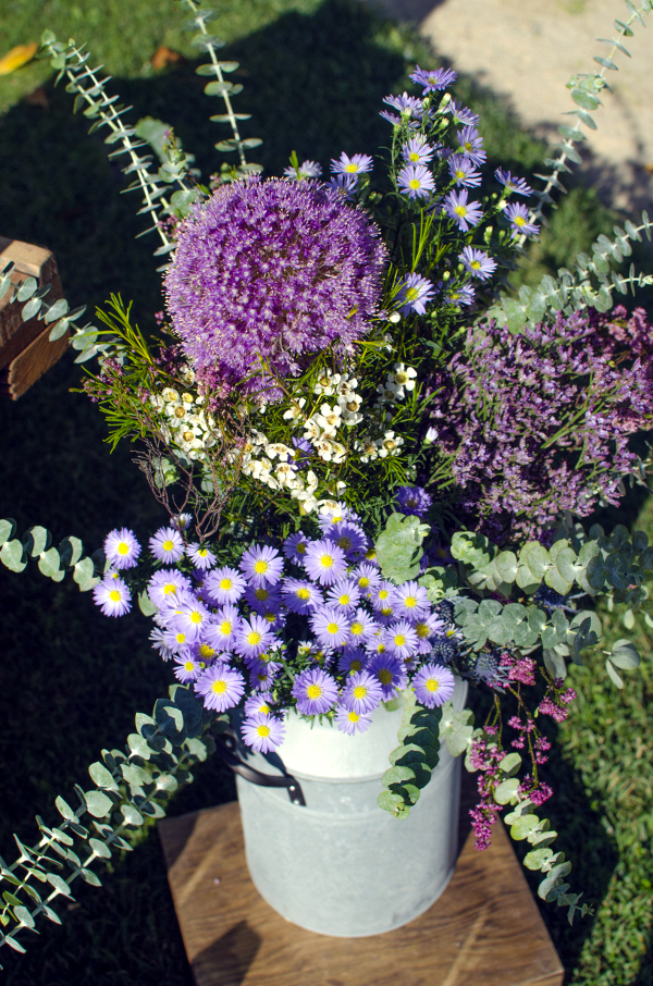 Decoración de boda con bicicleta, carro y cajas con flores