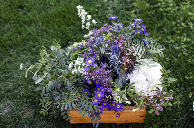Decoración de boda con bicicleta, carro y cajas con flores