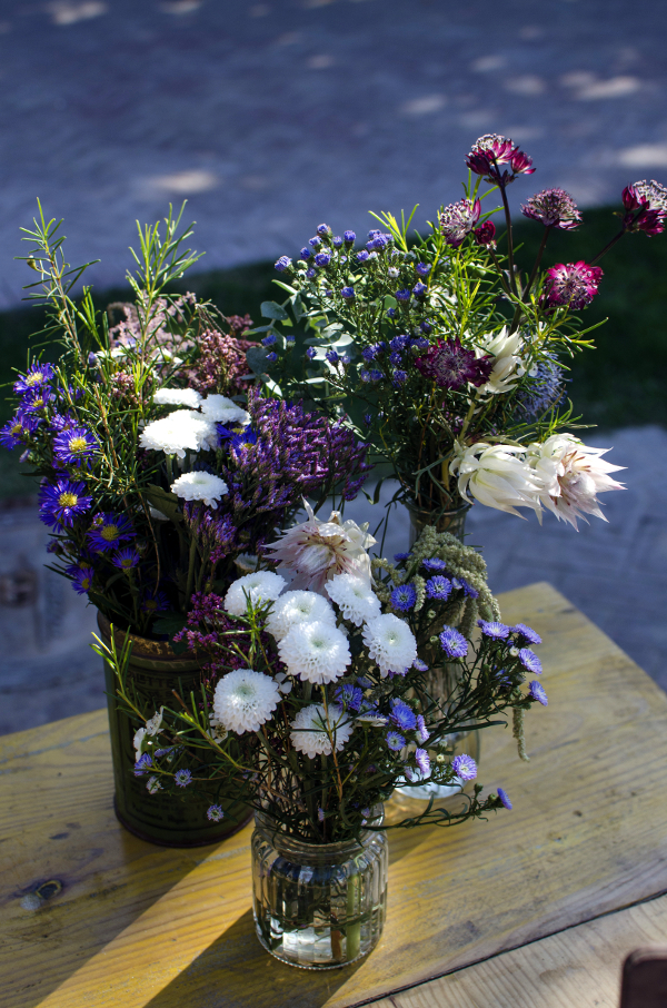 Decoración de boda con bicicleta, carro y cajas con flores