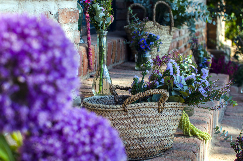 Decoración de boda con bicicleta, carro y cajas con flores