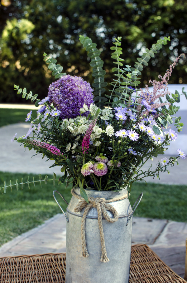 Decoración de boda con bicicleta, carro y cajas con flores