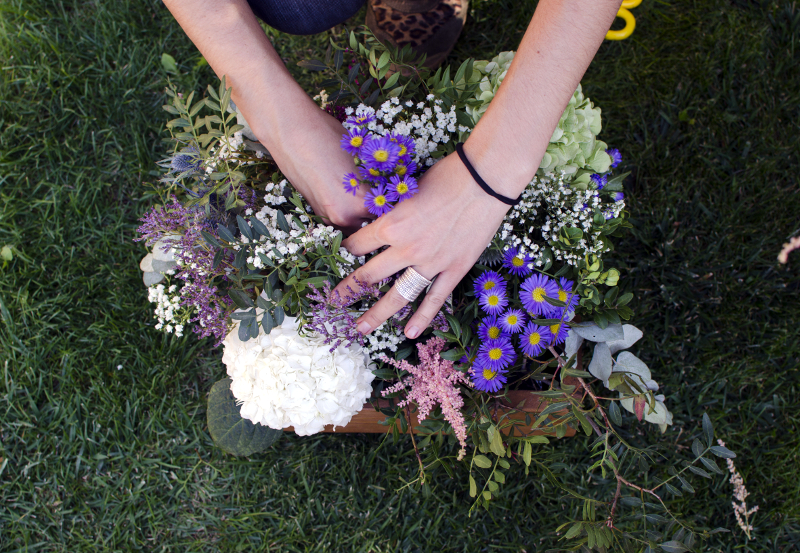 Decoración de boda con bicicleta, carro y cajas con flores