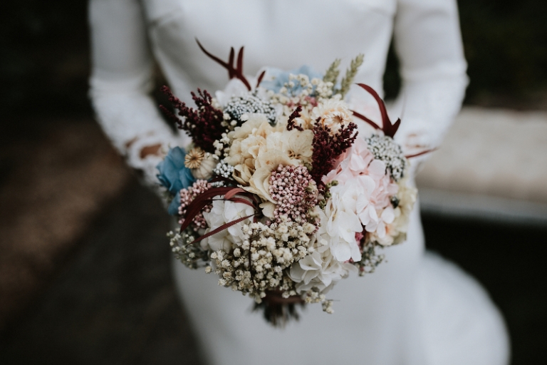 Bouquet de flores de tallo corto en tonos suaves