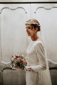 Bouquet de flores de tallo corto y corona en tonos suaves