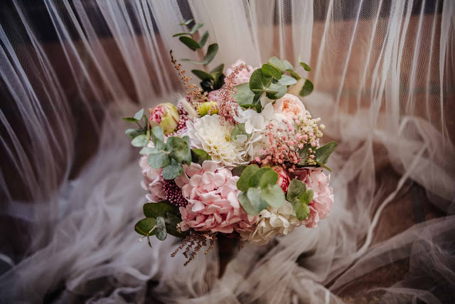 Ramo de novia con mezcla de flores preservadas y flores naturales