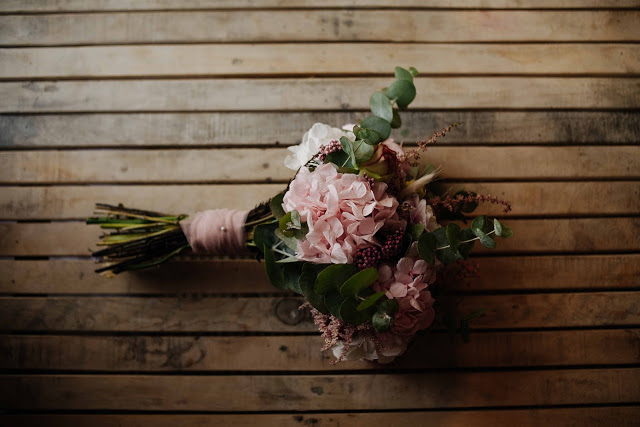 Ramo de novia con mezcla de flores preservadas y flores naturales