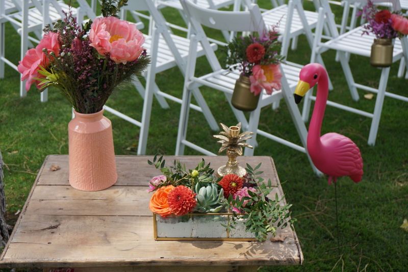 Decoración de una boda tropical con crasas, peonías corales, tulipanes y rosas