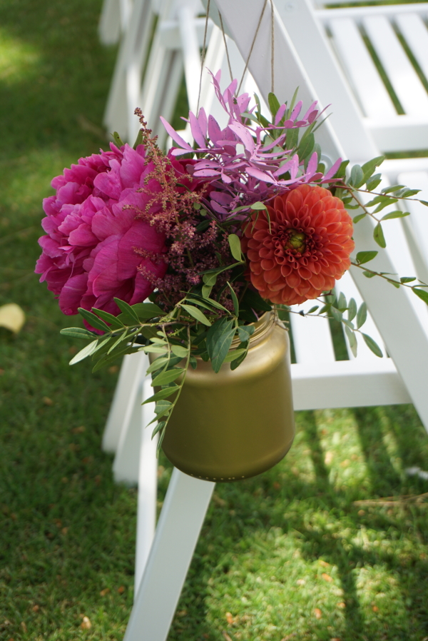 Decoración de una boda tropical con crasas, peonías corales, tulipanes y rosas