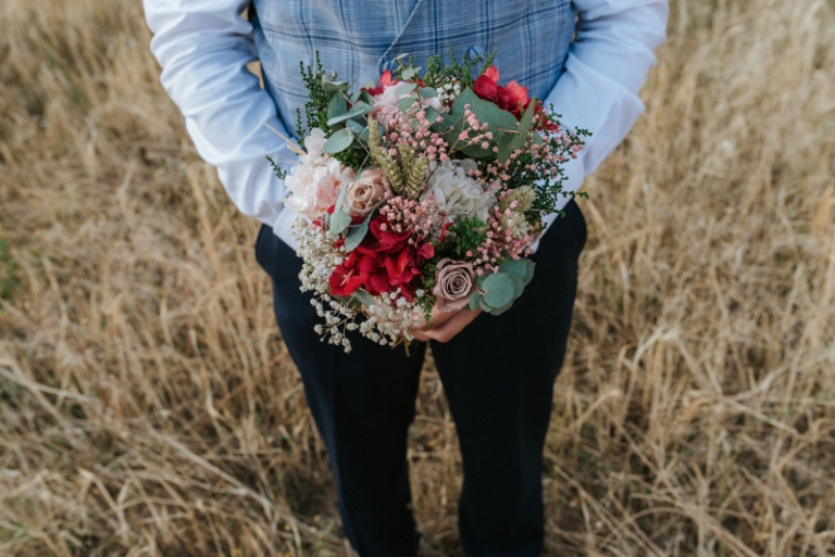 Ramo de novia color fresa y tocado con flores preservadas