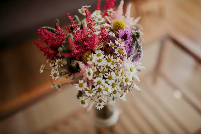 Ramo de novia de flores naturales sencillo y silvestre