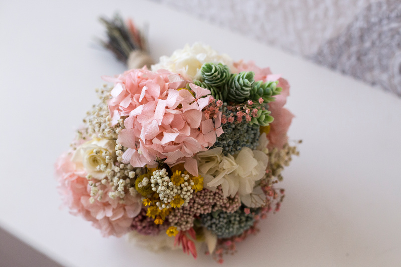 Ramo y tocado de novia con flores preservadas