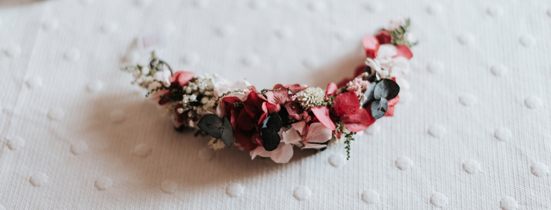Ramo de novia color fresa y tocado con flores preservadas