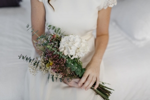 Ramo de novia sencillo con una hortensia blanca, eucalipto, flor de arroz y glixia