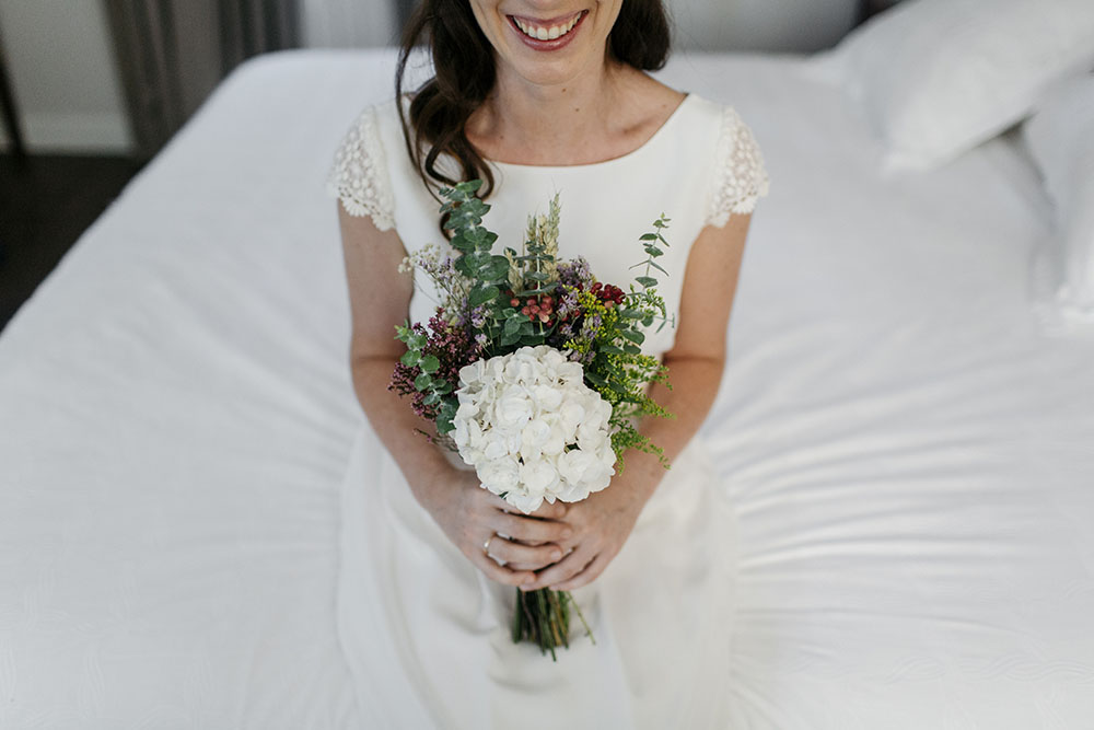 Ramo de novia sencillo con una hortensia blanca, eucalipto, flor de arroz y glixia