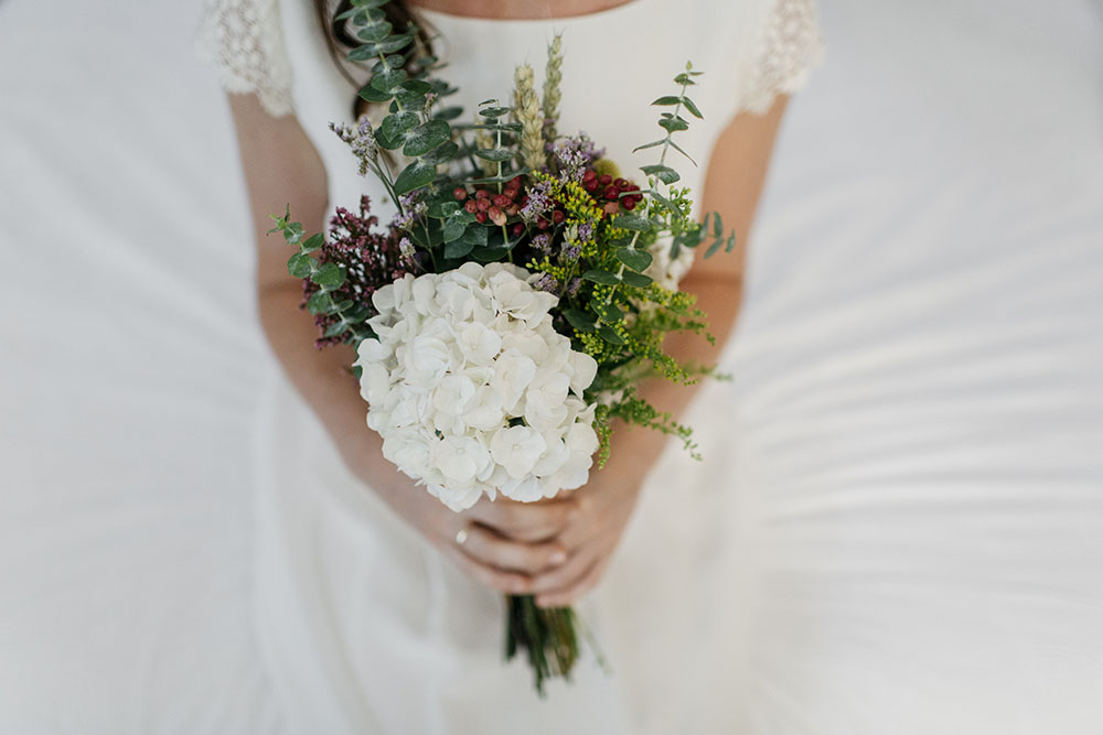 Ramo de novia sencillo con una hortensia blanca, eucalipto, flor de arroz y glixia