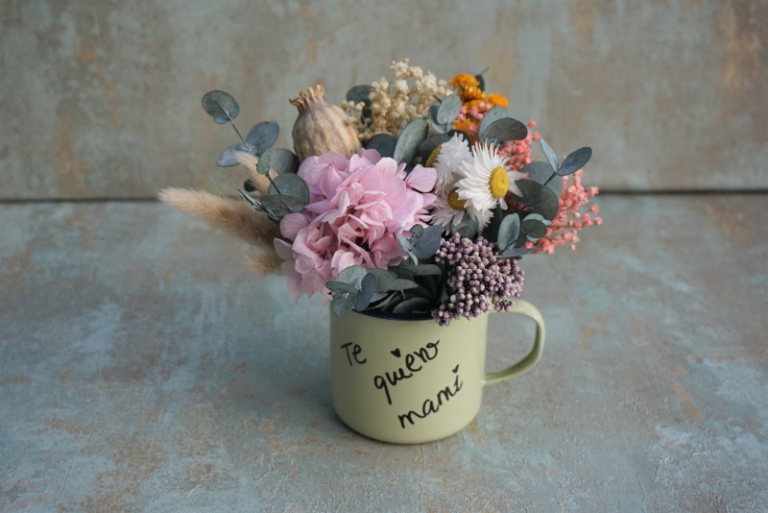 Centro de flores secas y preservadas en una taza "Te quiero Mami"