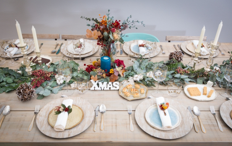 Decoración de mesa de navidad con flores preservadas