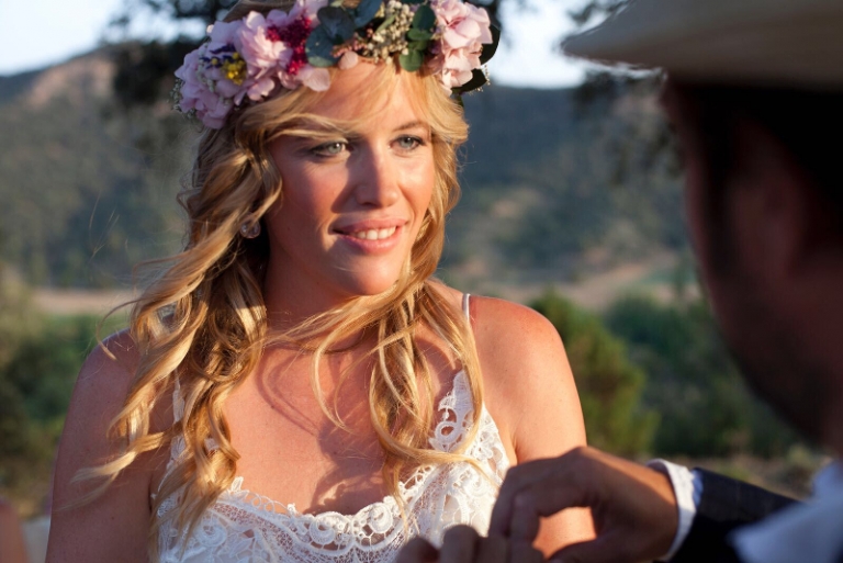 Corona grande de flores preservadas para novia y ramo a juego