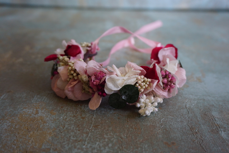 Pulseras de flores preservadas para la amiga de la novia