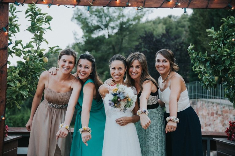 Pulseras de flores preservadas para la amiga de la novia