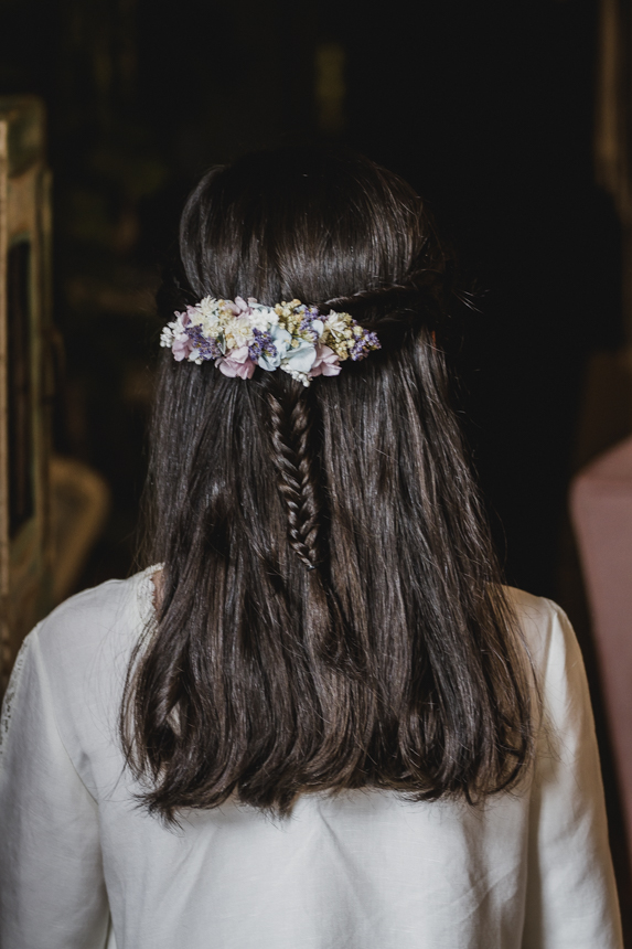 Pequeño tocado de comunión con flores preservadas