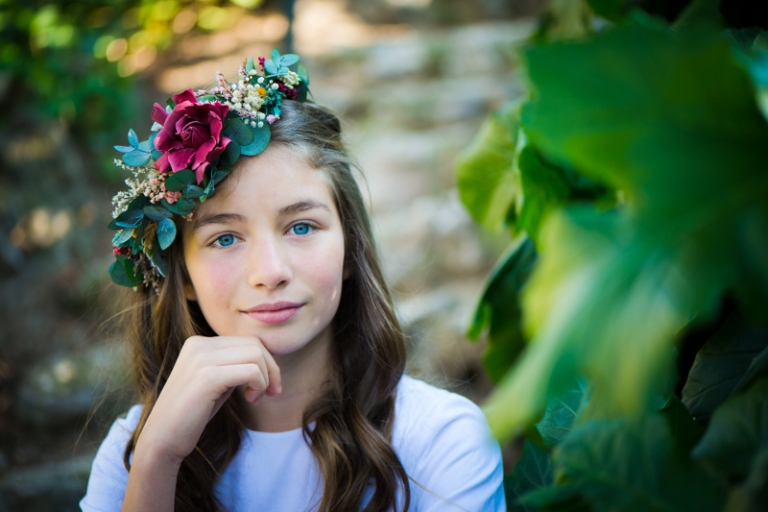 Corona de primera comunión con gardenia y flores silvestres