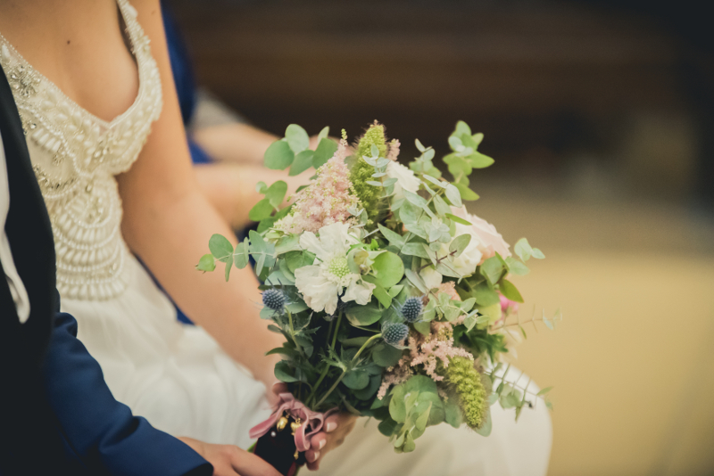 Ramo de novia de flores con anémonas