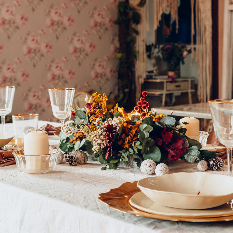 Centro de flores en recipiente bajo