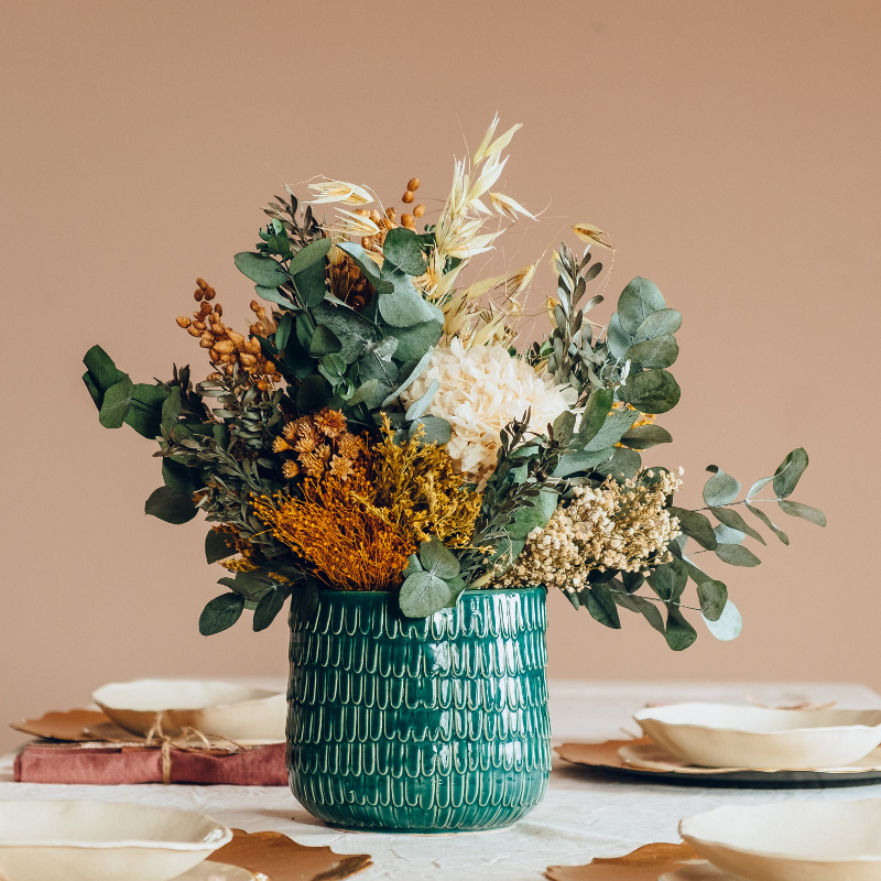 Centro navideño de tonos neutros