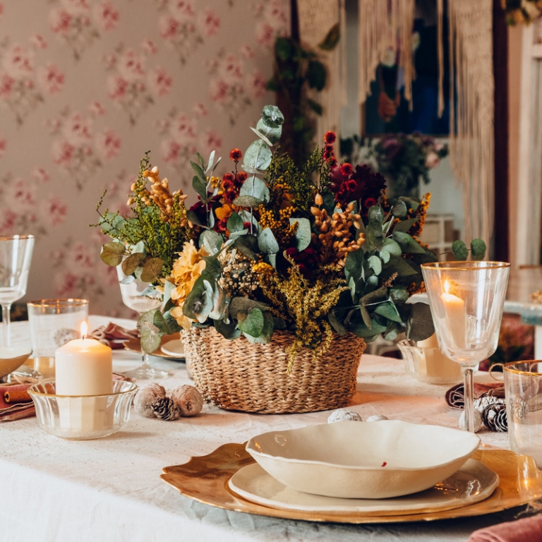 Cesto de flores peservadas navideño