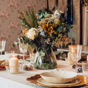 Jarrón de cristal con flores preservadas
