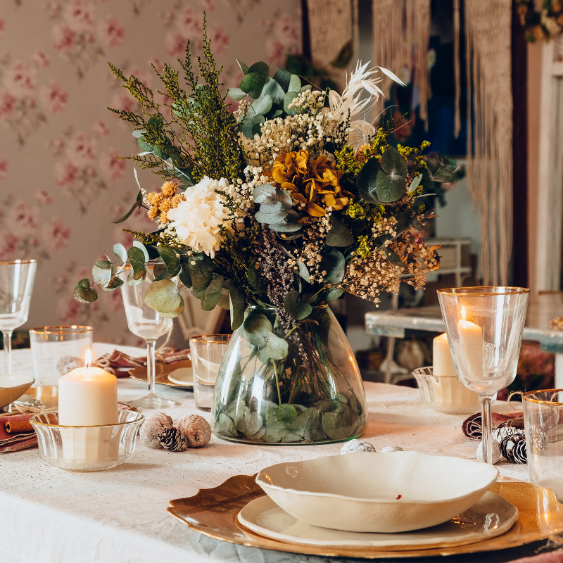Jarrón de cristal con flores preservadas