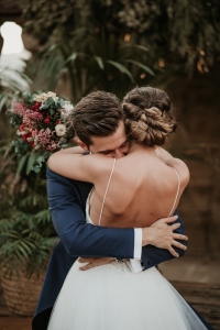 novios flores en el columpio