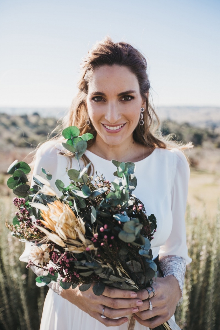 MISS CAVALLIER con ramo de novia