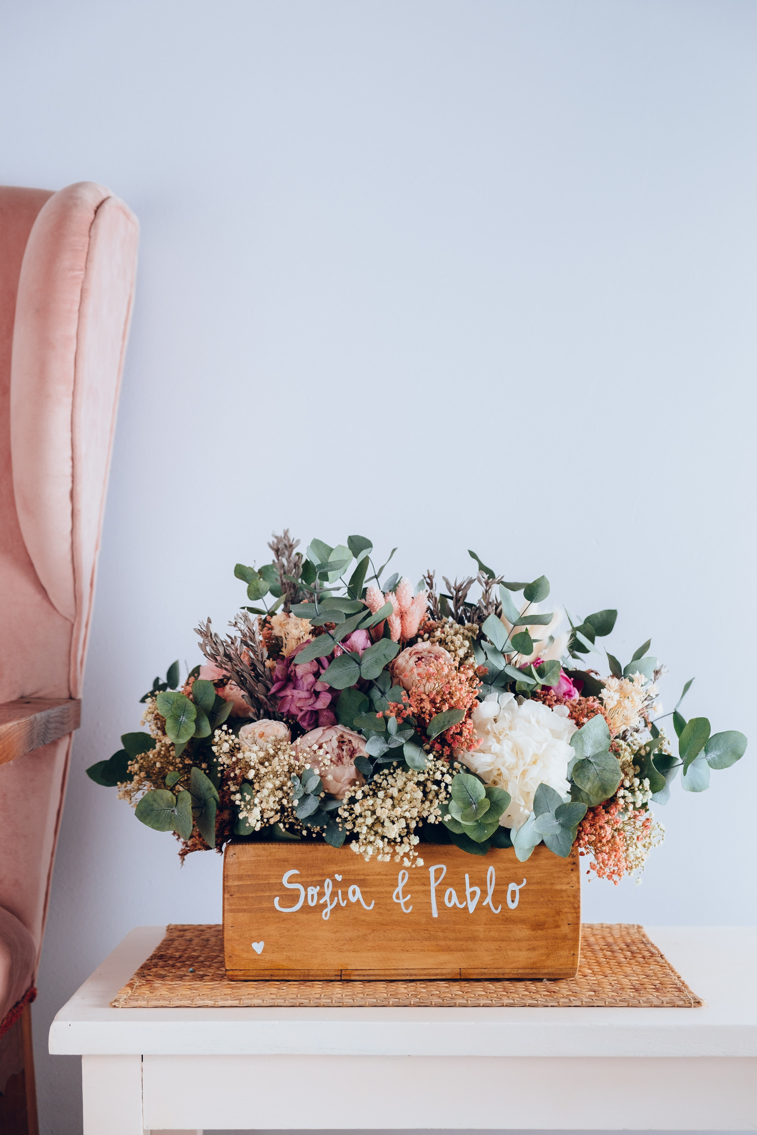 Centro de flores preservadas con peonías ideal como regalo de pedida