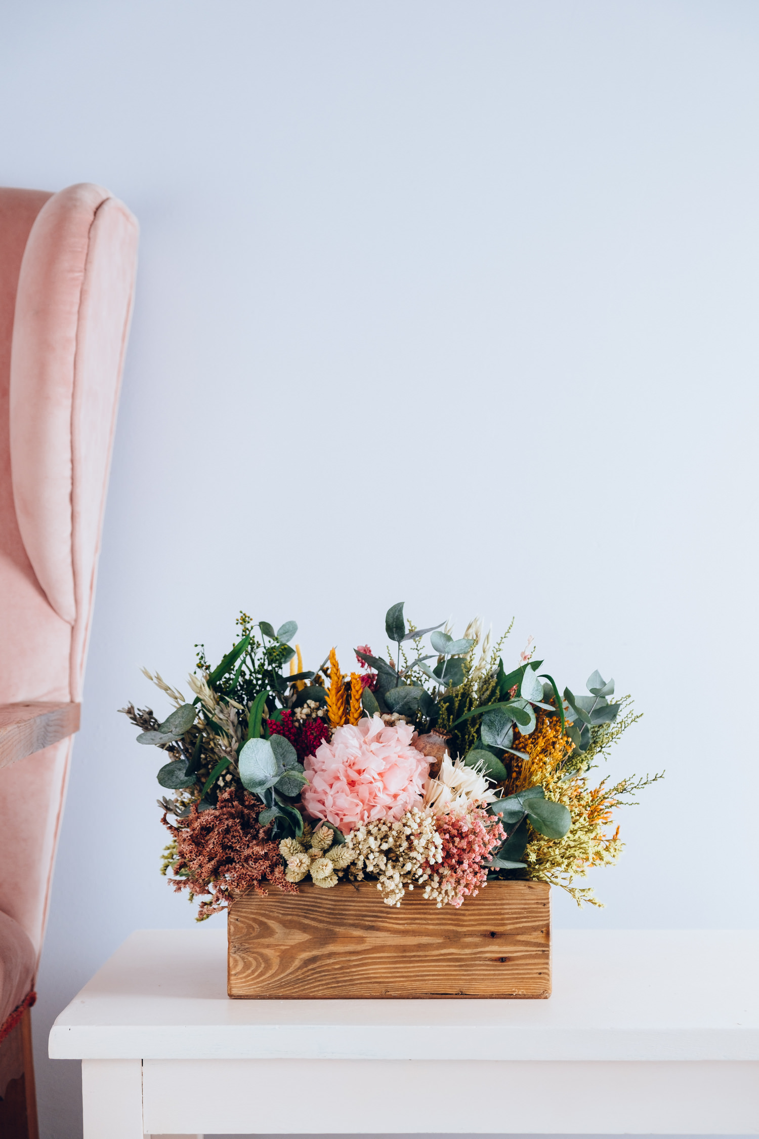 Centro De Flores Preservadas En Caja De Madera Rustica Blanca