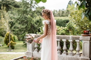 Marta la novia del velo rosa empolvado