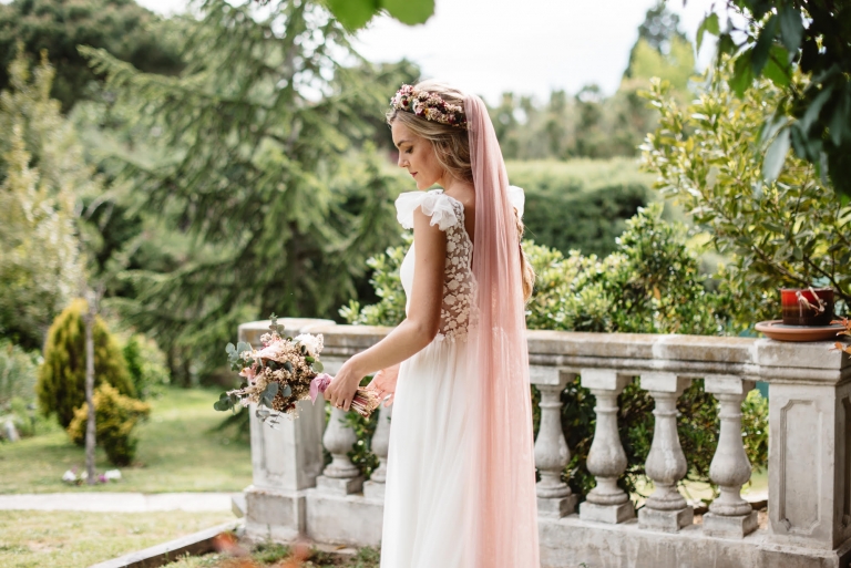 Marta la novia del velo rosa empolvado