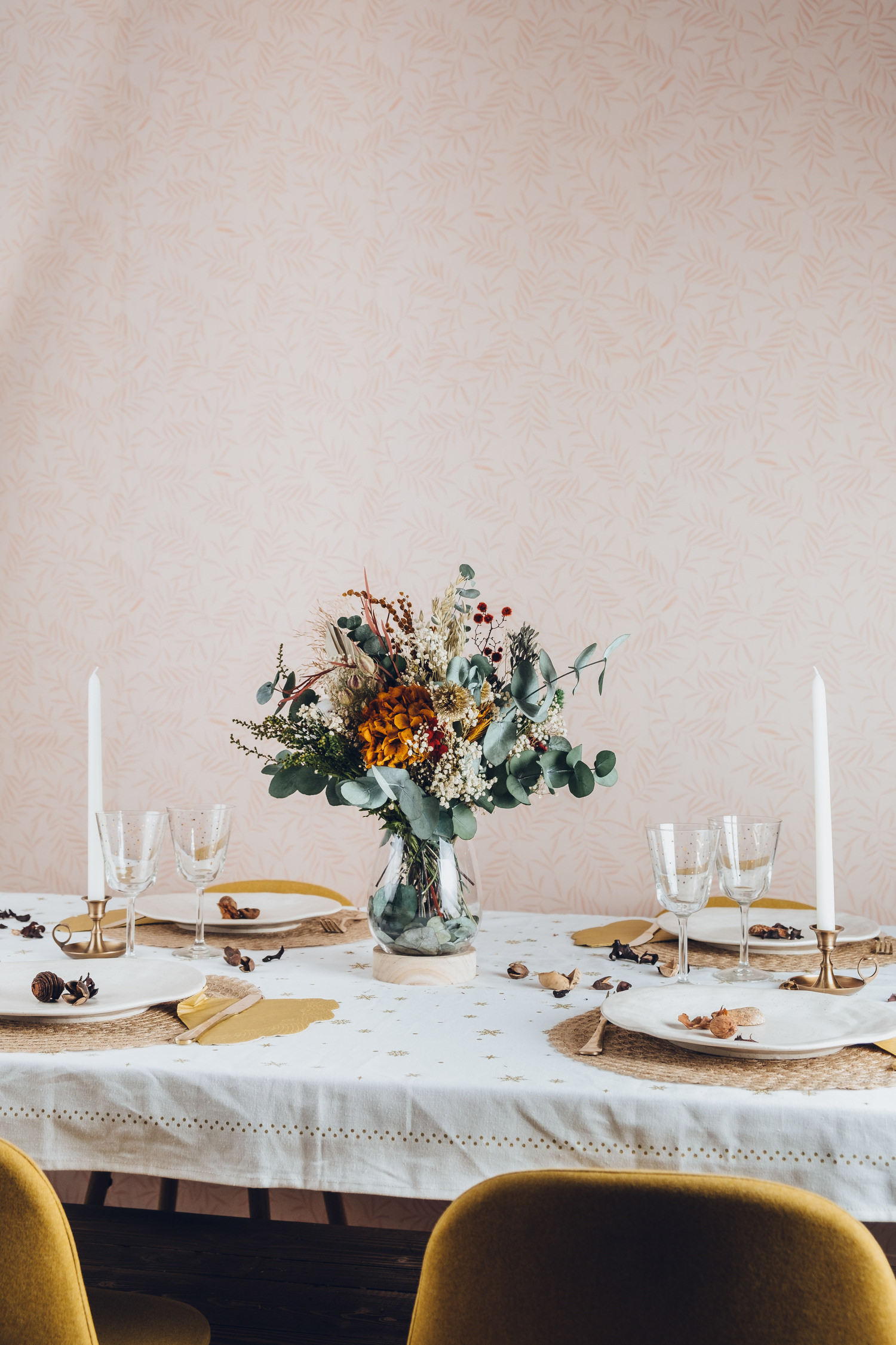 Centro de flores preservadas en jarrón de cristal con base de madera