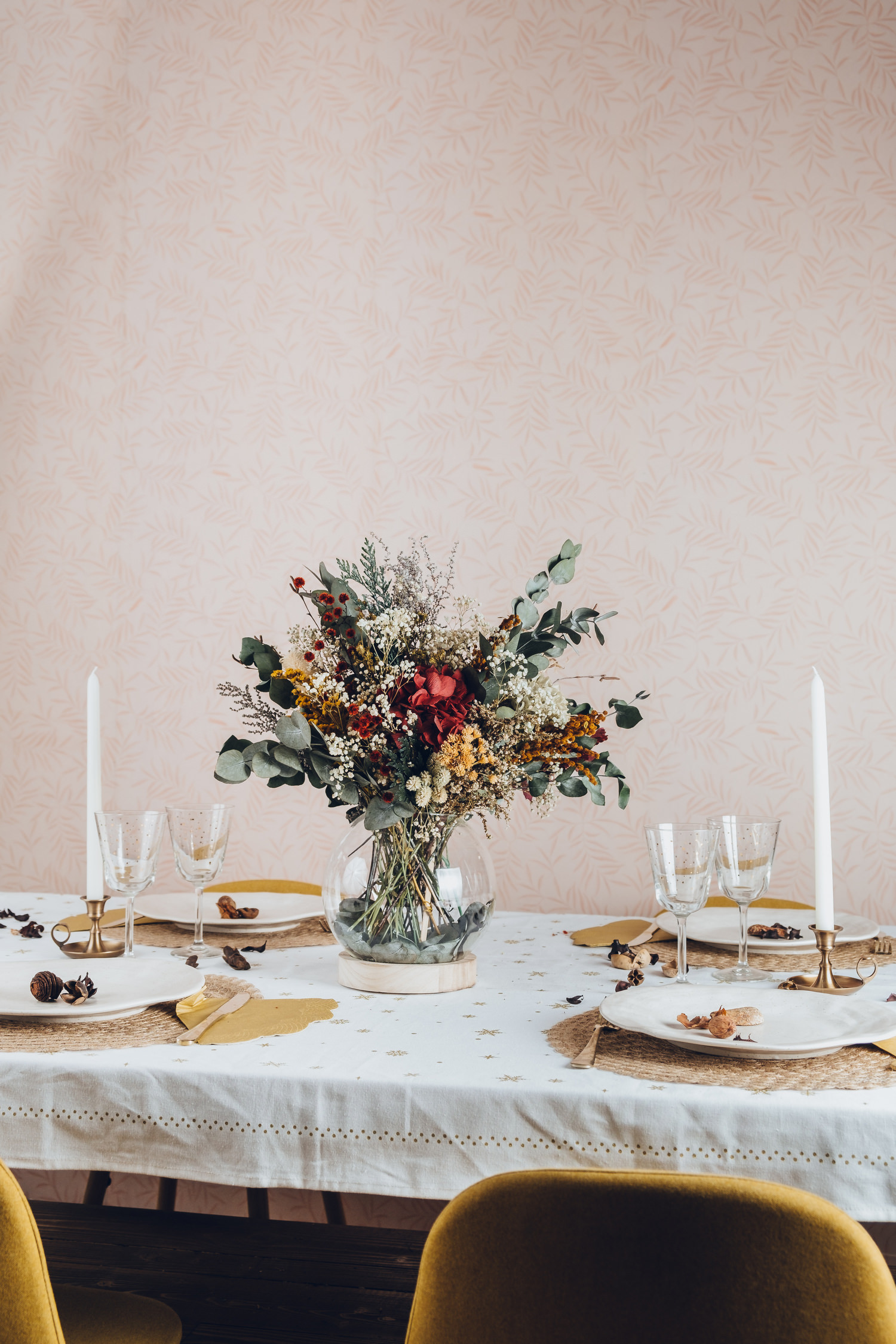 Centro de flores preservadas con forma de pecera