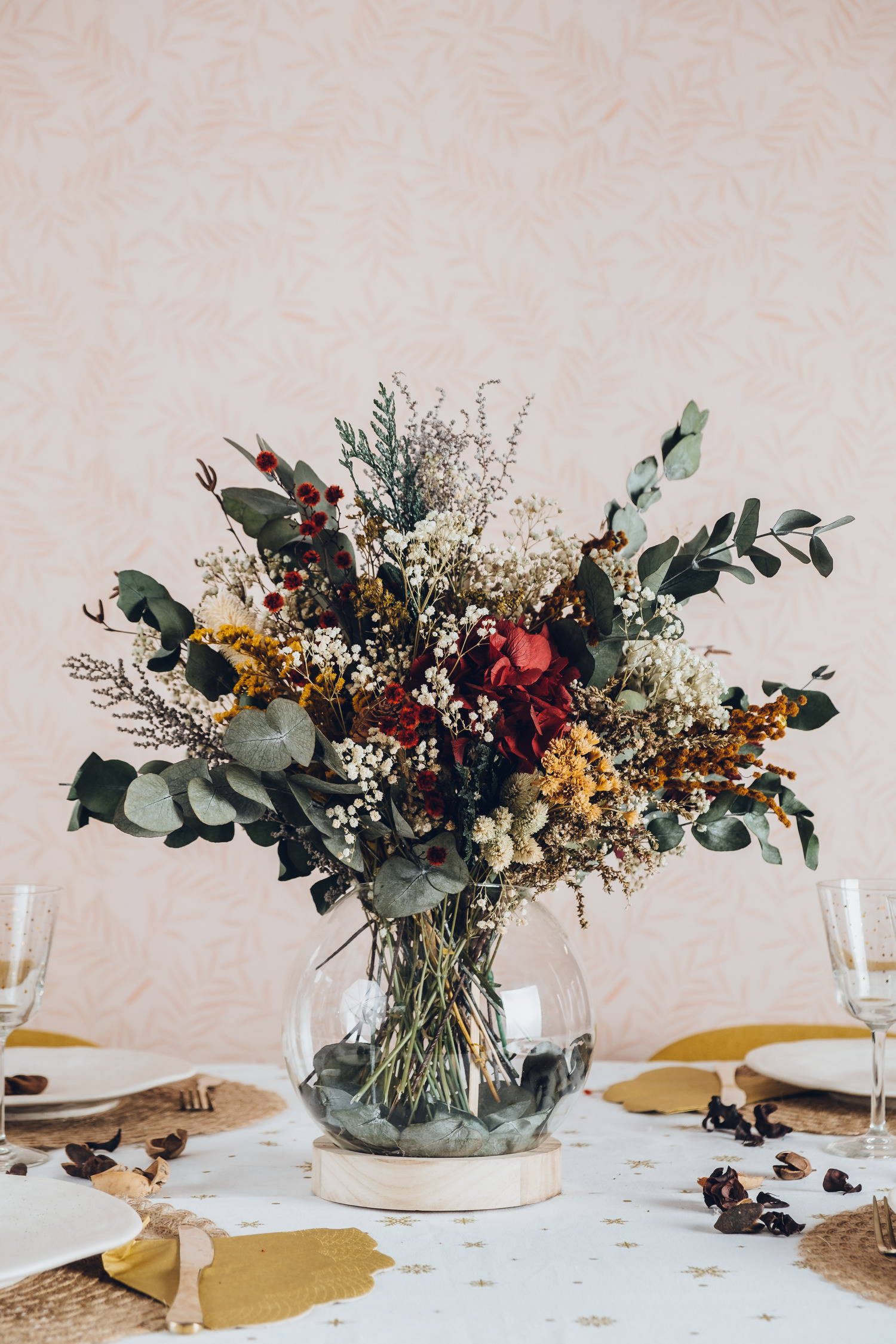 Centro de flores preservadas con forma de pecera