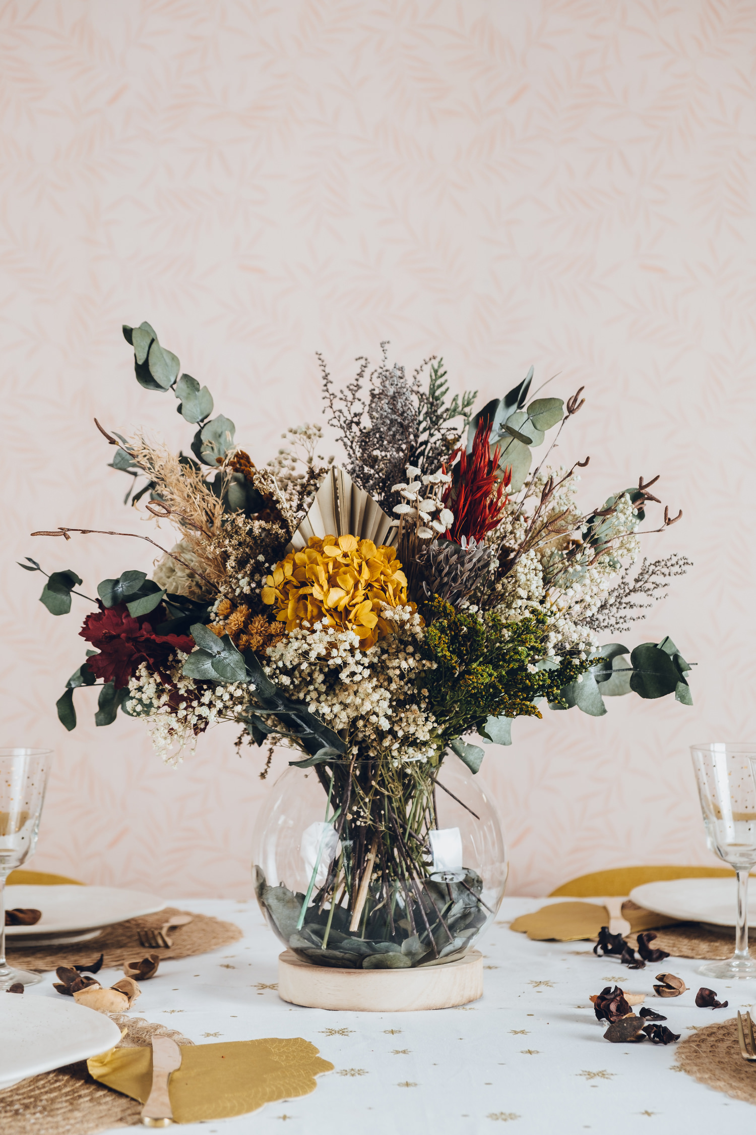 Centro de flores preservadas con forma de pecera