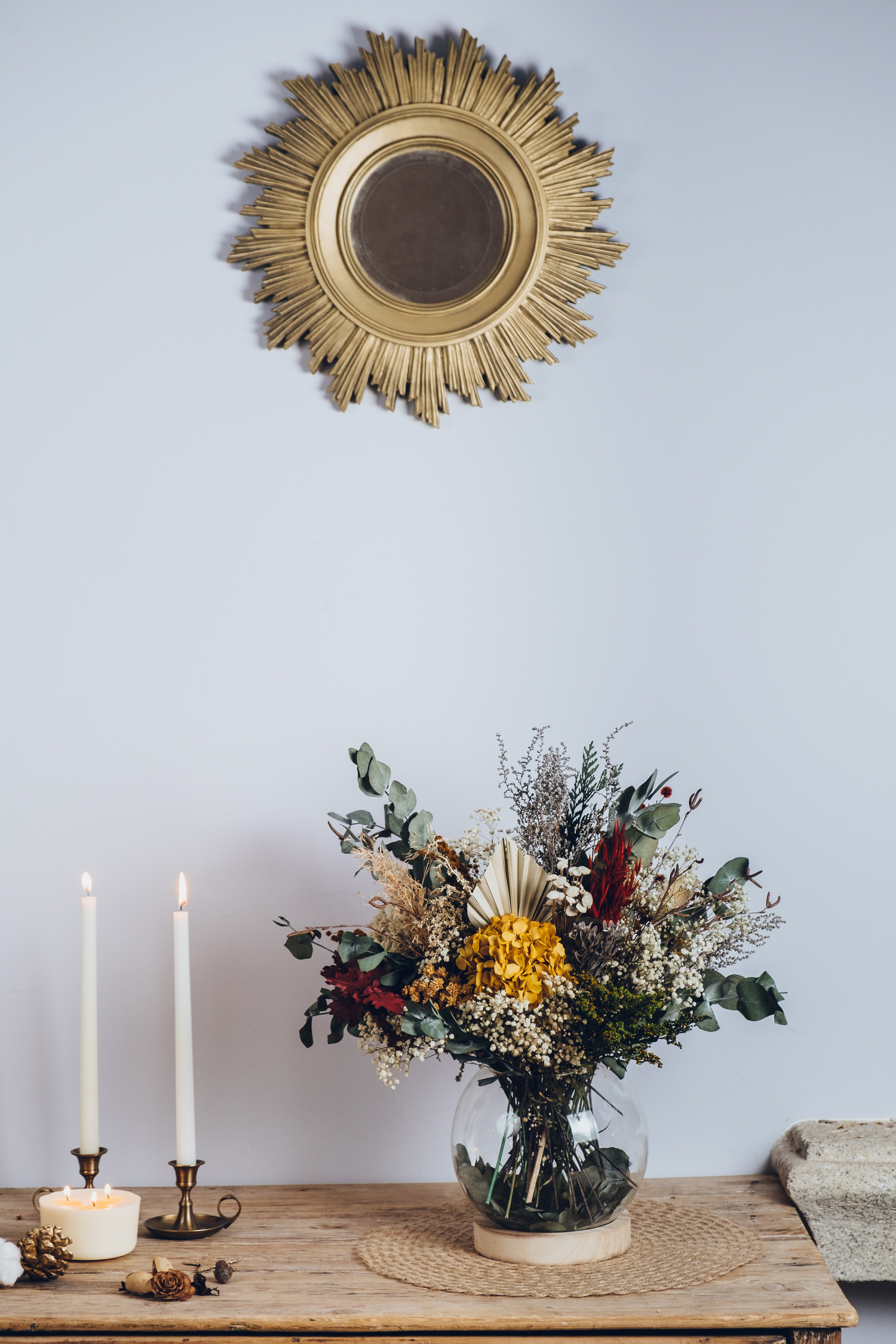 Centro de flores preservadas con forma de pecera
