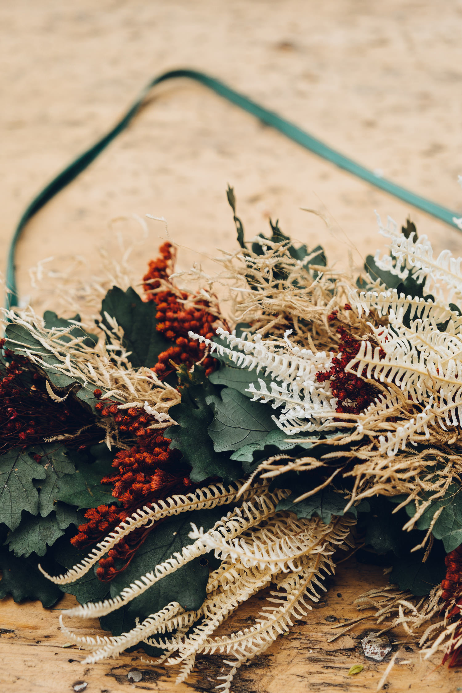 Colgante de Navidad en tonos verdes, rojos y blancos