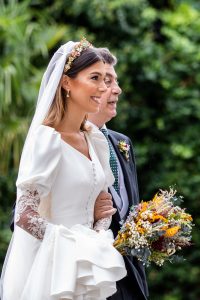 La novia del vestido romantico y el ramo silvestre 6