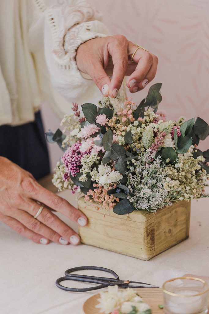 CAJA DE MADERA CON DISEÑO DE RAMAS Y FLORES